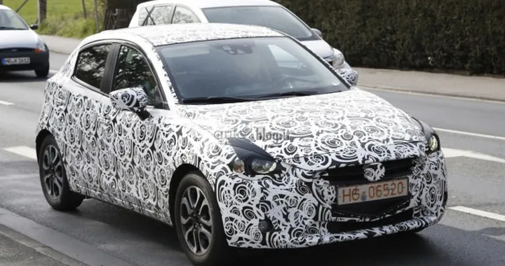 Mazda2 2015: foto spia