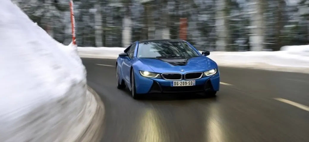 BMW i8: le prestazioni sulla neve [Video Test]