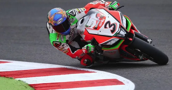 SBK Misano 2015: Biaggi davanti a tutti. Grossi guai a Noale-town...
