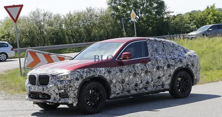 BMW X4 2018: foto spia su strada