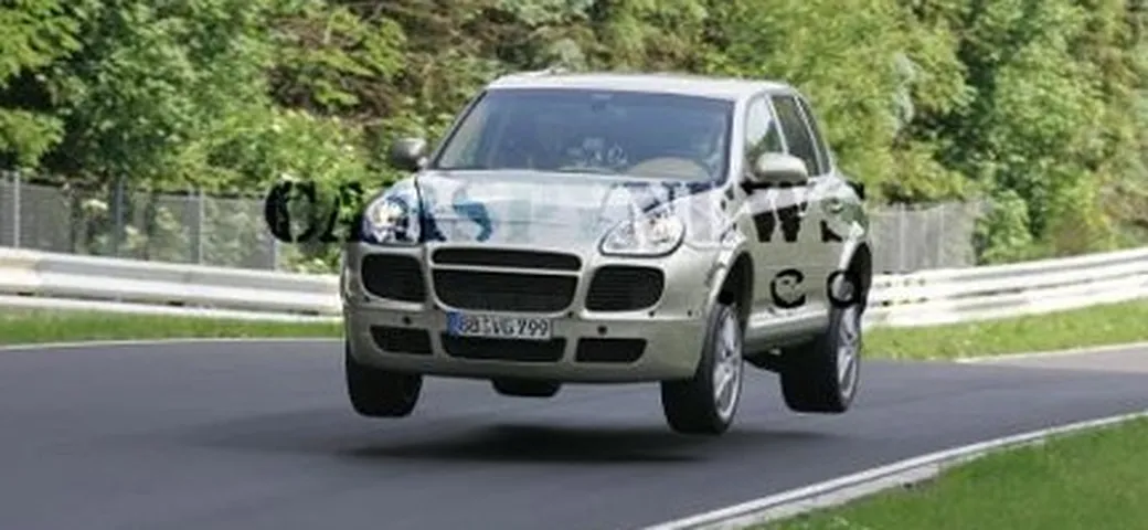 Ricompare il mulo della Porsche Cayenne, più scatenato che mai