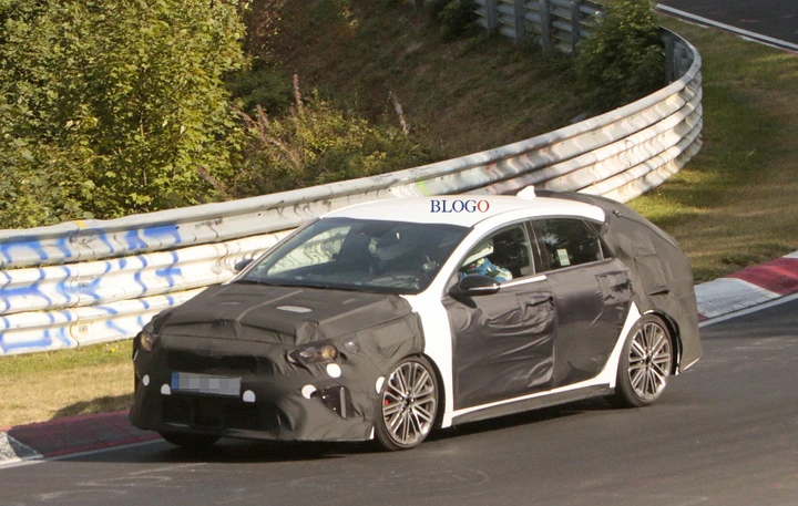 Kia: le foto spia delle nuove Ceed GT e Proceed GT