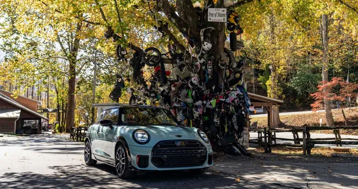 MINI John Cooper Works affronta la Tail of the Dragon