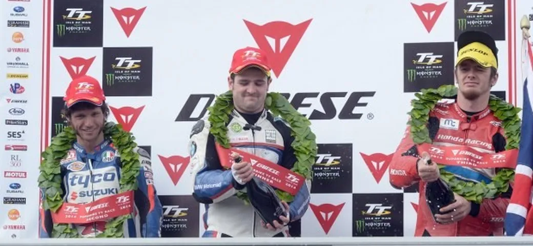 TT 2014: Michael Dunlop regala il trionfo alla BMW nella prima gara Superbike