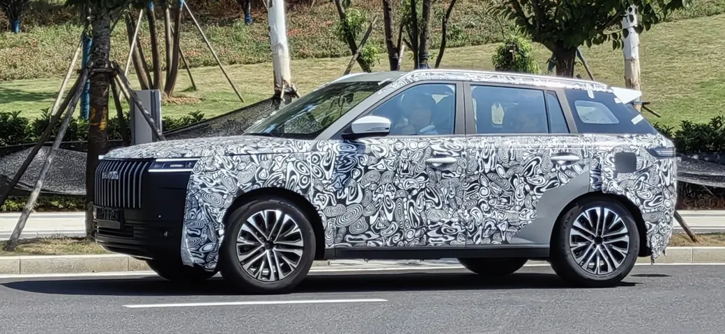 Jaecoo J5, prime foto spia del SUV pensato per i giovani