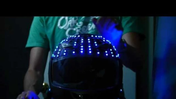 Casco con luci blu a LED, non è solo roba da Tron! /video