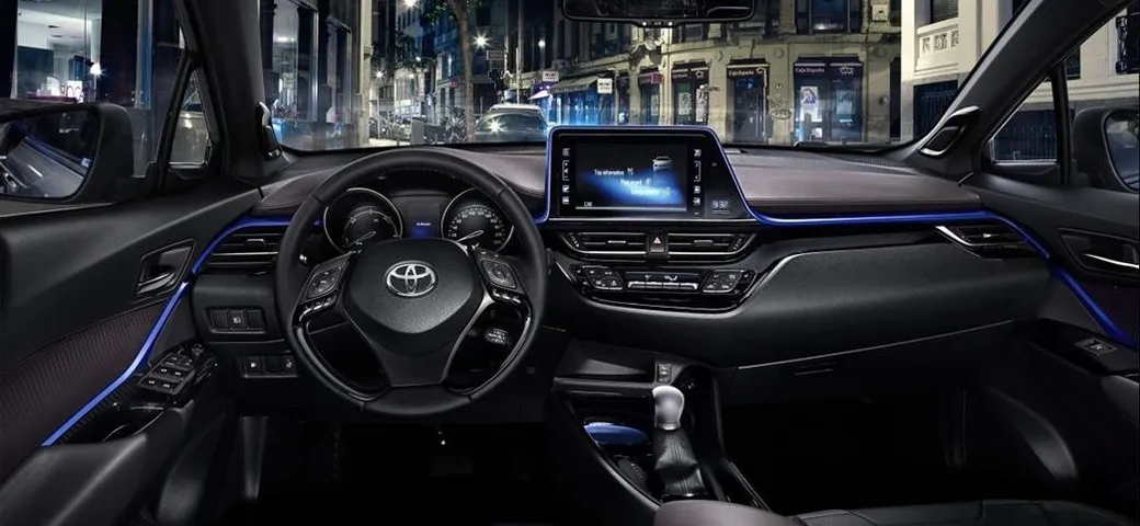 Toyota C-HR: svelati gli interni
