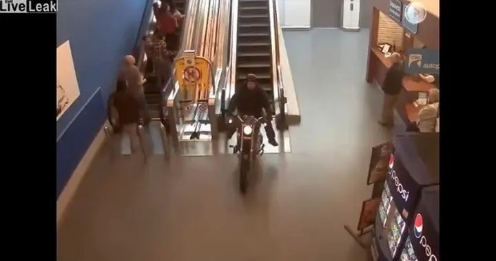 Ruba una moto e scappa all’interno di un supermercato [Video]
