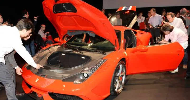 Lo sportello anteriore della Ferrari 458 Italia non si apre dall'interno. Scatta il richiamo