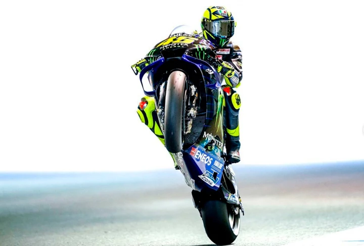MotoGP e F1 show: Rossi-Hamilton, scambio di “doni” rombanti a porte chiuse