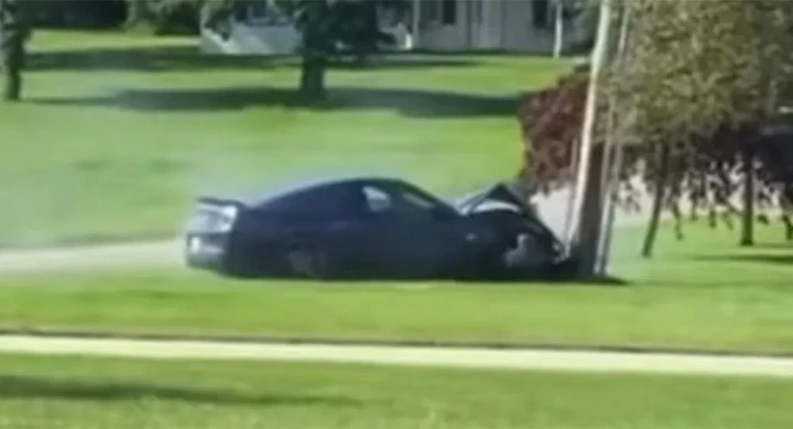 Ford Mustang fa un burnout ma prende il palo [Video]