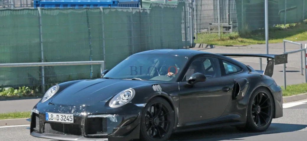 Porsche 911 GT2 RS: foto spia su strada