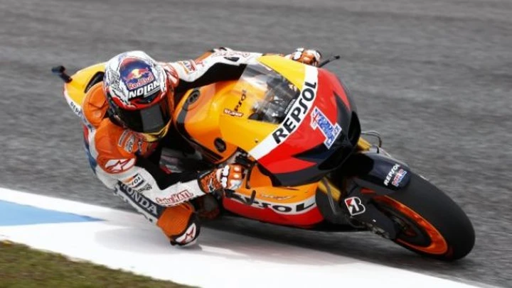 MotoGP, Montmelò: Stoner in pole davanti a Lorenzo e Crutchlow