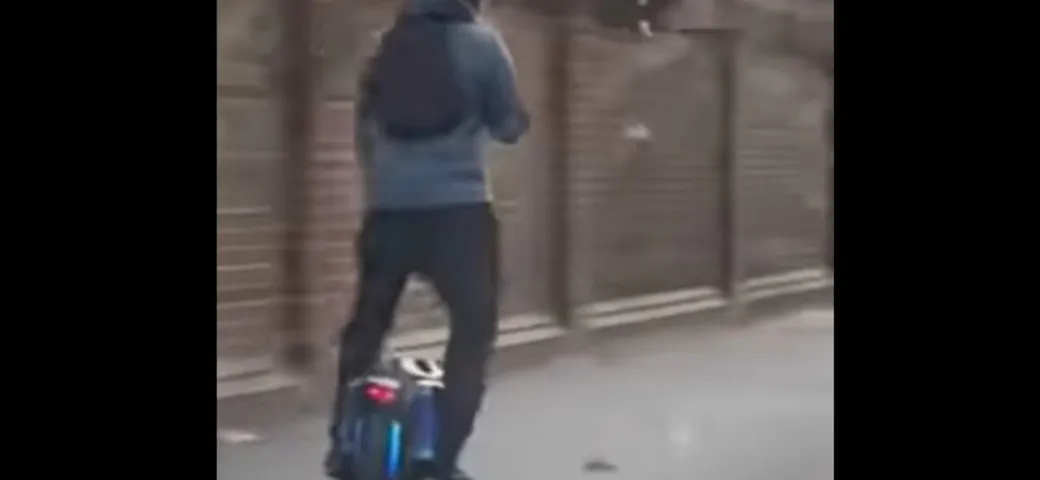Monociclo elettrico tra strada e marciapiede ad una velocità pazzesca [Video]