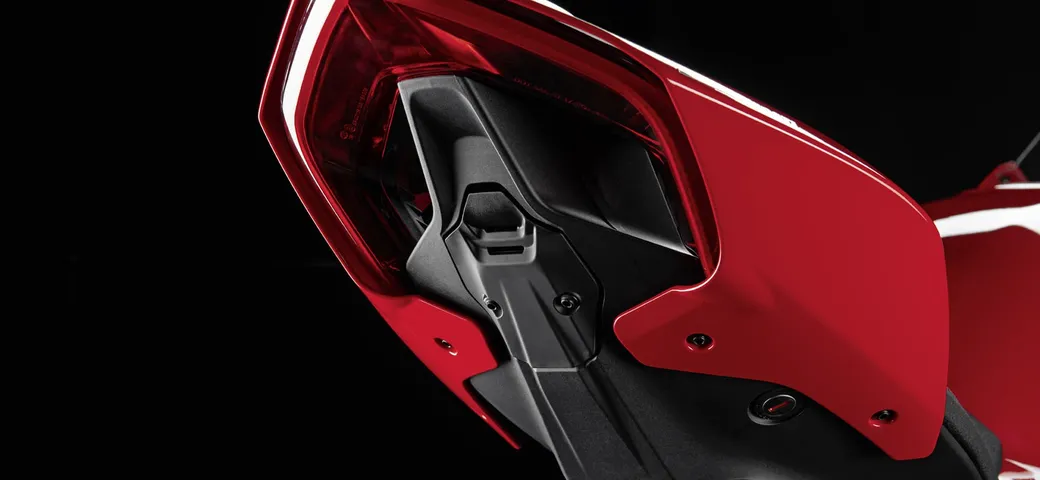 Ducati Panigale V4: in pista con il pacchetto accessori Racing
