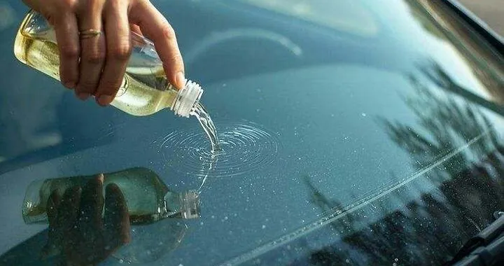 Aceto sul vetro dell’auto: perché viene usato quando piove