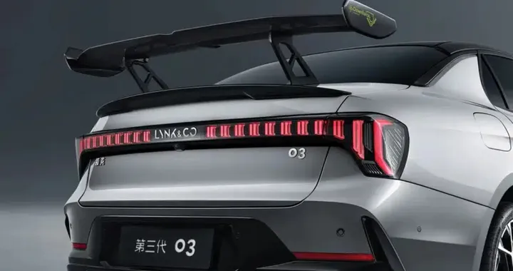 La Lynk &amp; Co 03 da 268 CV ​​riceve uno spoiler regolabile in fibra di carbonio