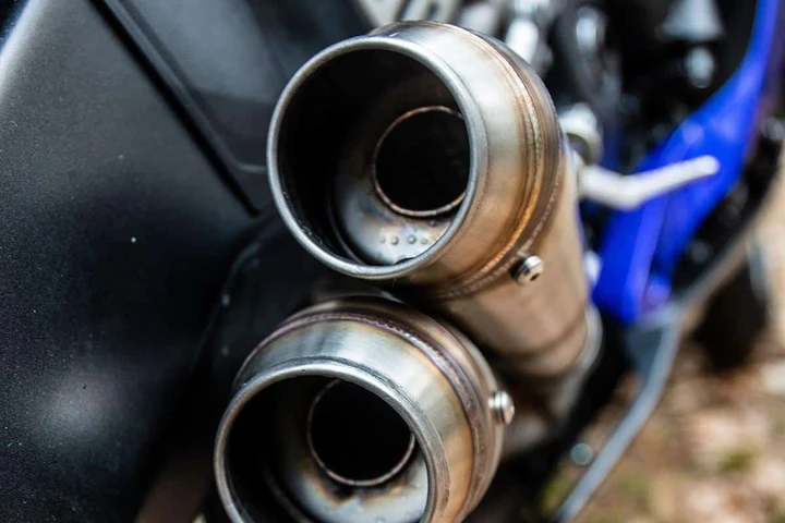 Sensori anti-rumore e multe salate: l’Europa vuole zittire i motori truccati