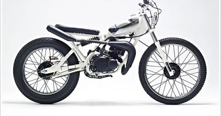 Yamaha DT50MX 'Cocaine White': il 'cinquantino' bianco e veloce