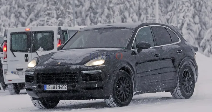 Porsche Cayenne 2017: foto spia sulla neve