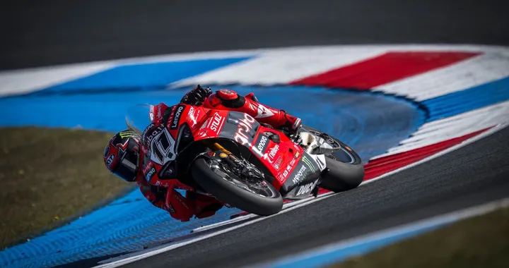 Superbike 2025, Bulega resta leader dopo Donington: Razgatlioglu vince Gara 1