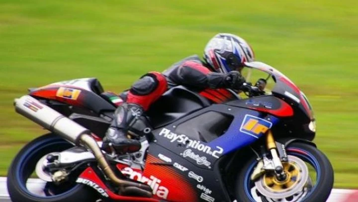 Scatto in Corsa: Aprilia RSV 1000 & RS250