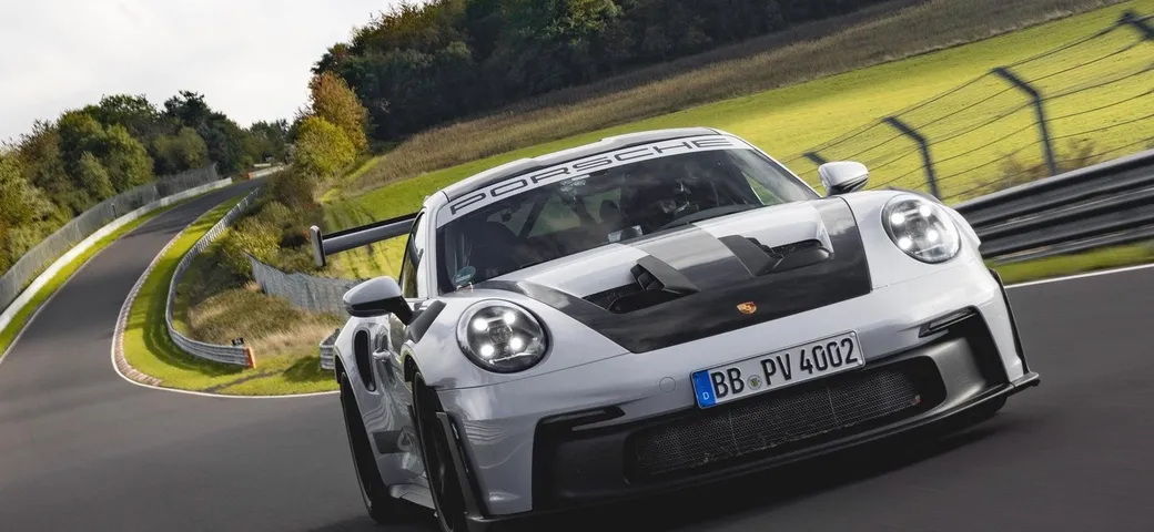 Porsche 911 GT3 RS 2023, giro record al Nurburgring [Video]