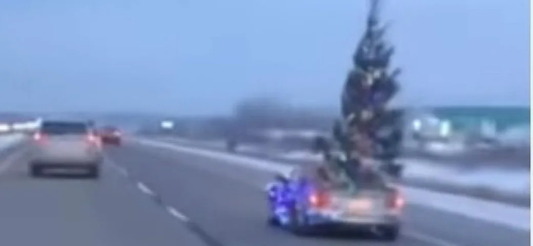 Mazda MX-5 con un albero di Natale nel cofano [Video]