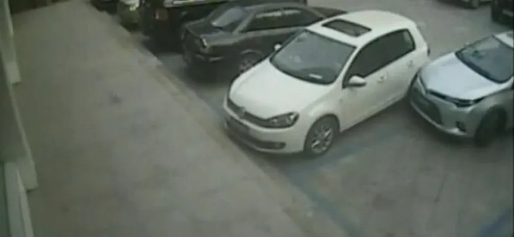 Dieci minuti e dieci manovre per uscire da un parcheggio