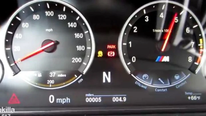 Sgasa con le auto appena consegnate. Dipendente dell'autoporto di Boston viene licenziato