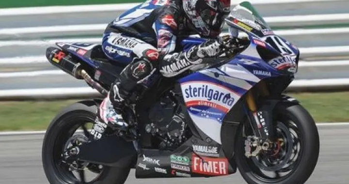 WSBK: Spies in Superole a Brno, Fabrizio e Biaggi negli scarichi dell'americano