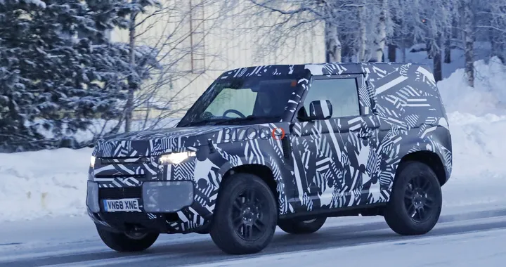 Nuova Land Rover Defender 90: foto spia della versione a passo corto