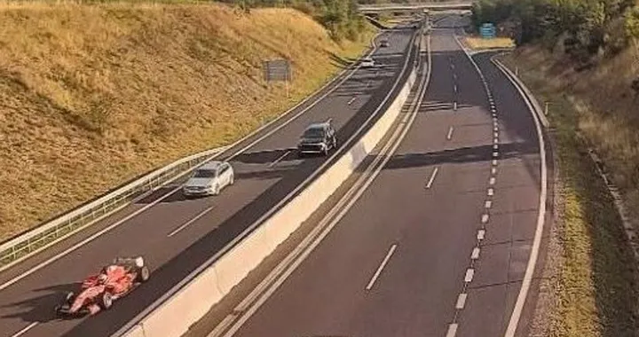 Pilota fantasma arrestato: sfrecciava in autostrada su una "quasi" F1