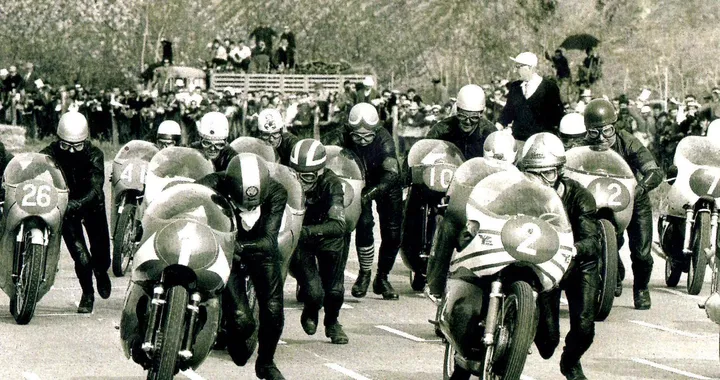 Motomondiale, quando l’attuale Moto3 “imbavagliata” dai regolamenti era la 250… “libera”
