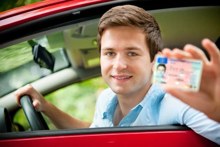 Aumento costi patente, le autoscuole non ci stanno: 