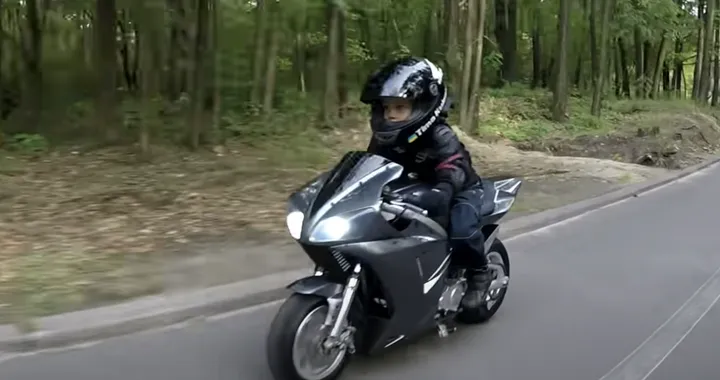 Tima Kuleshov, il piccolo talento in moto: che spettacolo!