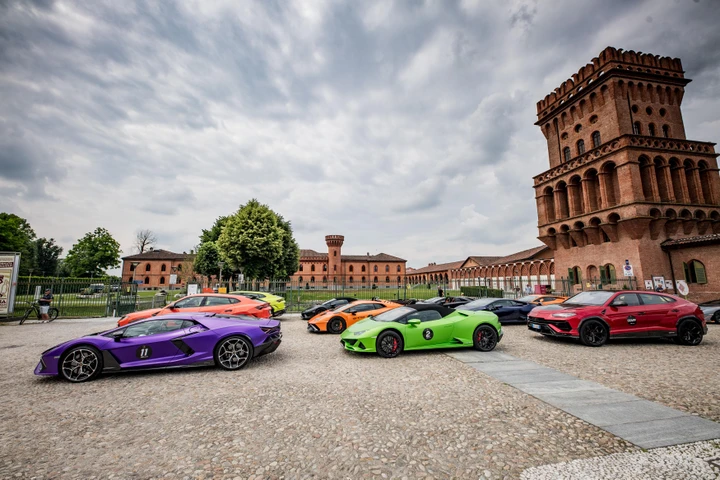 Lamborghini Esperienza Giro 2024: festa per le supercar del 
