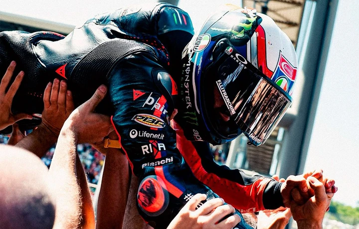 Bezzecchi conquista il Mugello e dedica il trionfo a Zanardi