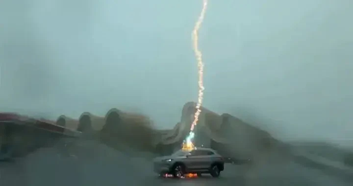 L’auto elettrica che ha sfidato tre fulmini e ha vinto