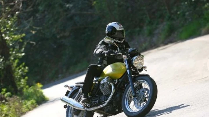 Test Moto Guzzi V7 Cafè Classic, un salto nella storia