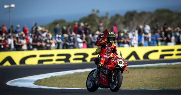 Álvaro Bautista: da undicesimo a podio, la rimonta epica a Phillip Island [VIDEO]