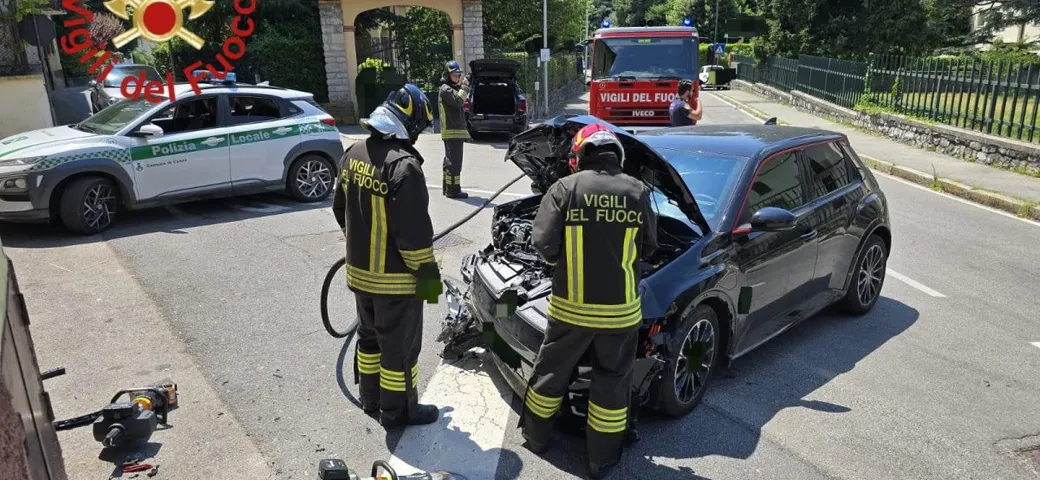 Renault 5 E-Tech contro un muro, intervengono i Vigili del Fuoco