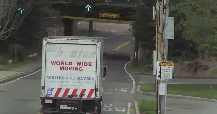 Il camion non passa sotto il ponte