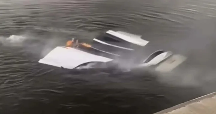 Tesla Model X prende fuoco dopo essere finita a mare [VIDEO]