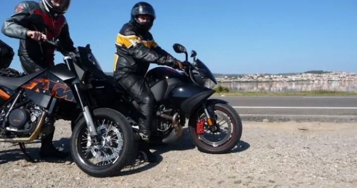 Foto del giorno: padre e figlio, KTM 690 SM e Buell 1125