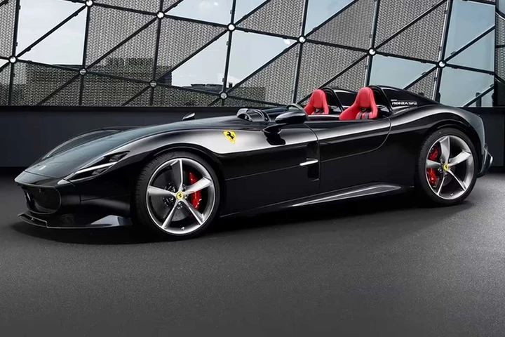 Compra Ferrari da 4 milioni di euro per rivenderla a 6: l'investimento gli toglie il sonno