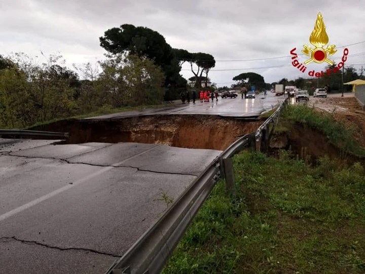 Latina: sprofonda la via Pontina, disperso un automobilista