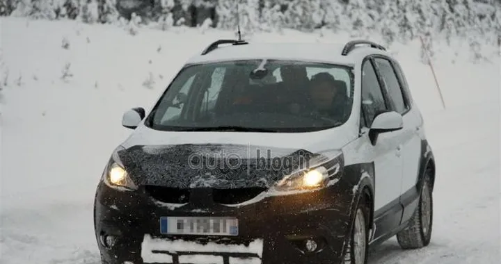 Renault Scenic Cross: foto spia del modello offroad