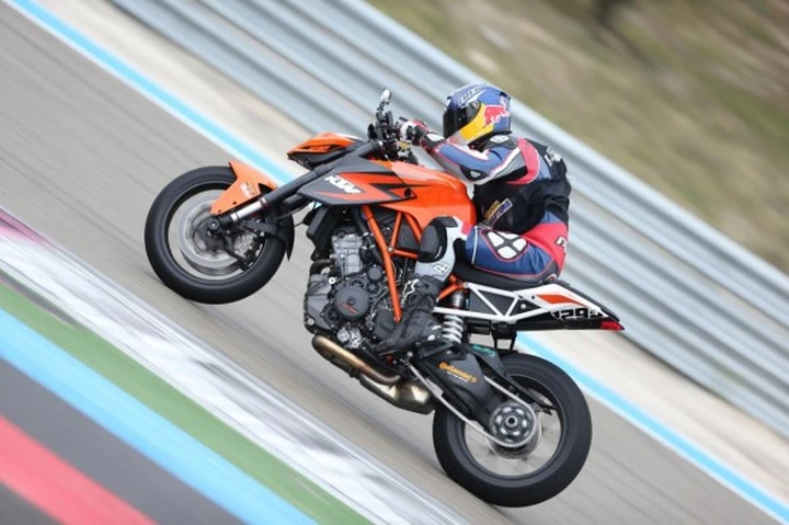 Sébastien Loeb impressionato dal comportamento in pista della KTM 1290 Super Duke R