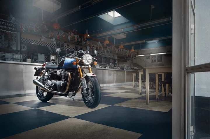 Triumph svela Street Twin EC1 Special Edition, Thruxton RS Ton Up Edition e 221 Special Edition Rocket 3 R e Rocket 3 GT
